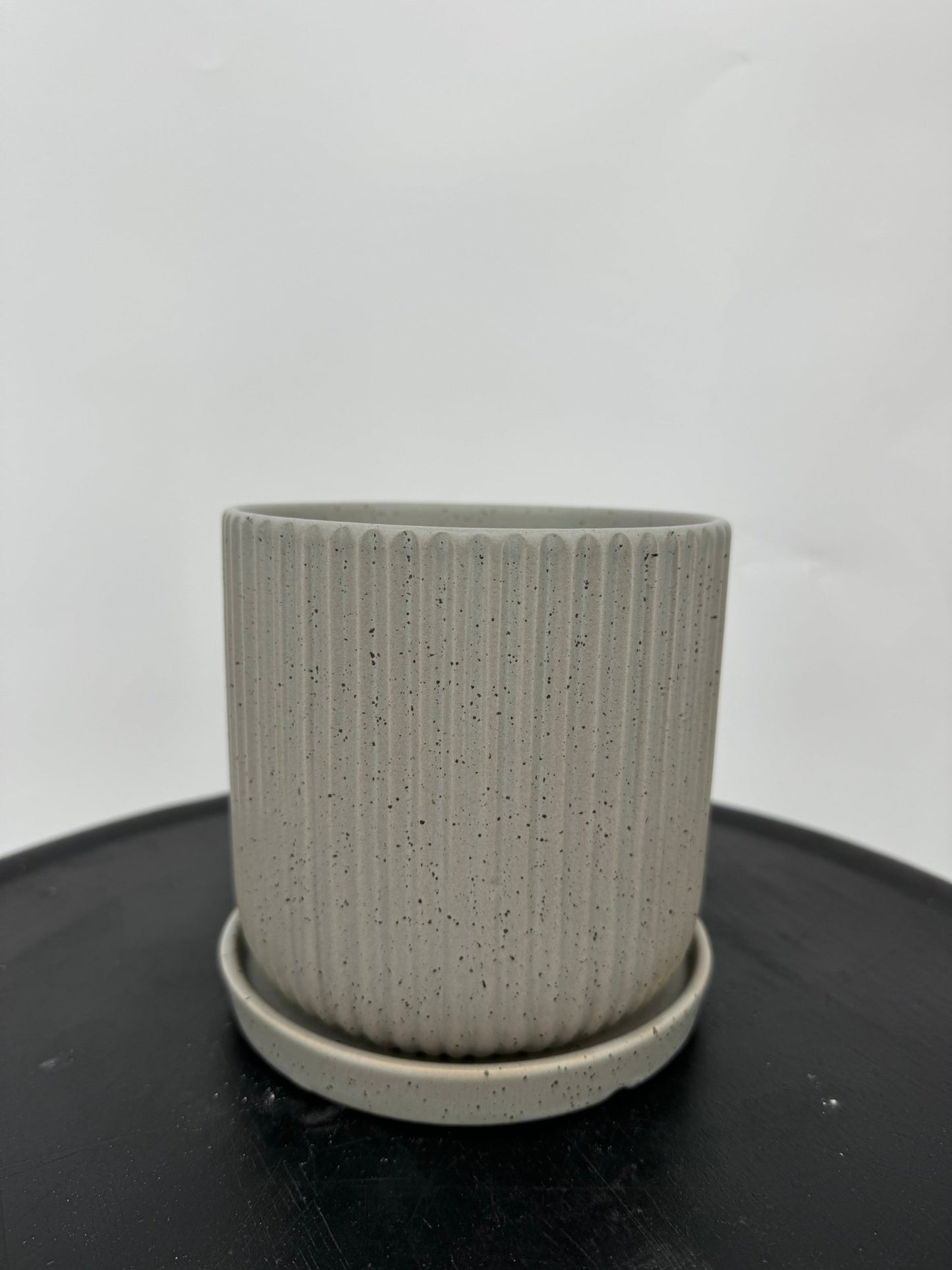 כד פסים אפור 13 ס״מ - רוטין (ירוק במרפסת לשעבר)