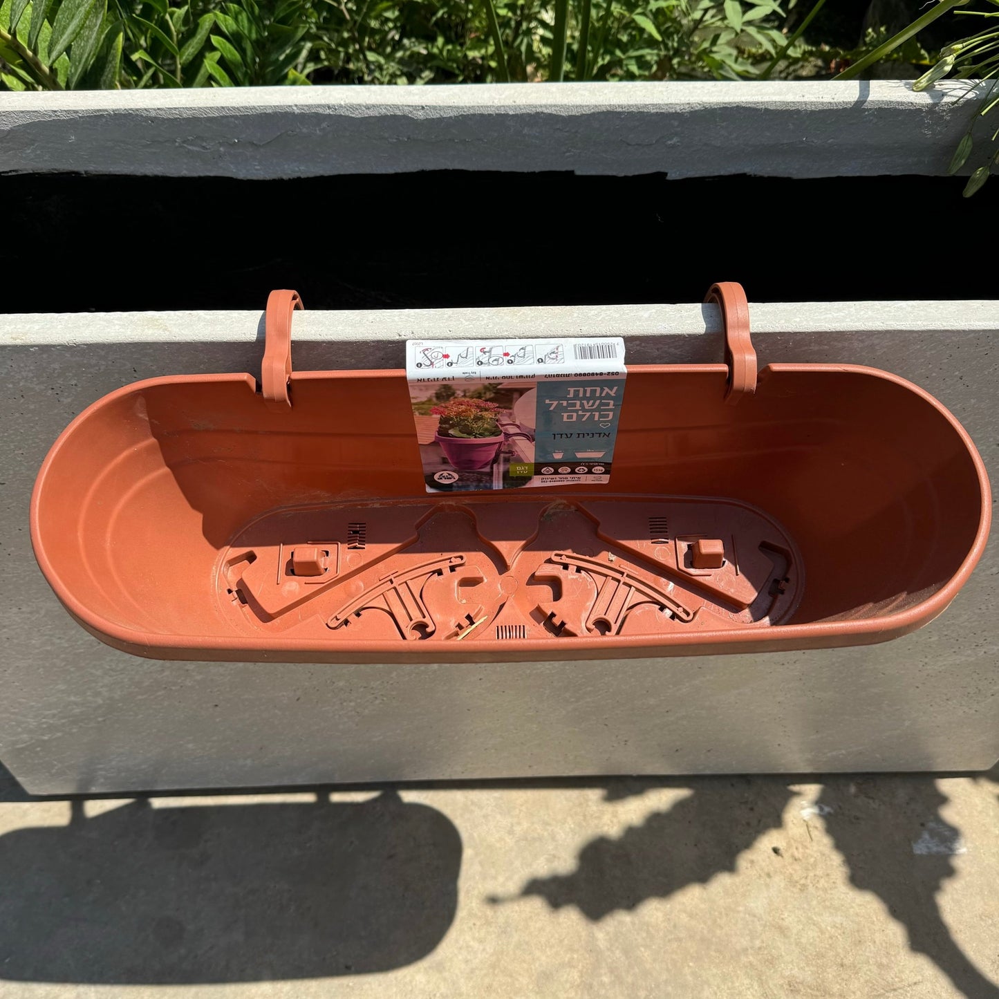 אדנית עם מתלים למעקה - רוטין (ירוק במרפסת לשעבר)