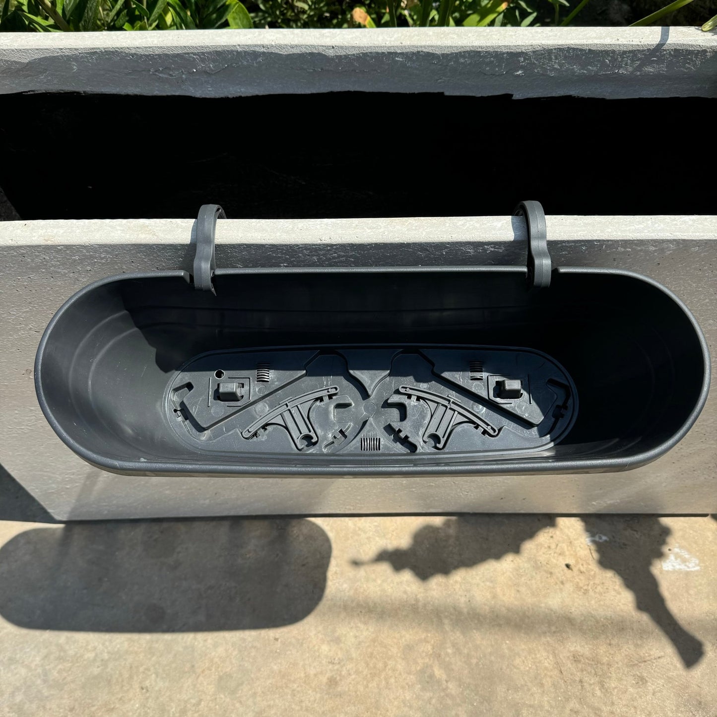 אדנית עם מתלים למעקה - רוטין (ירוק במרפסת לשעבר)