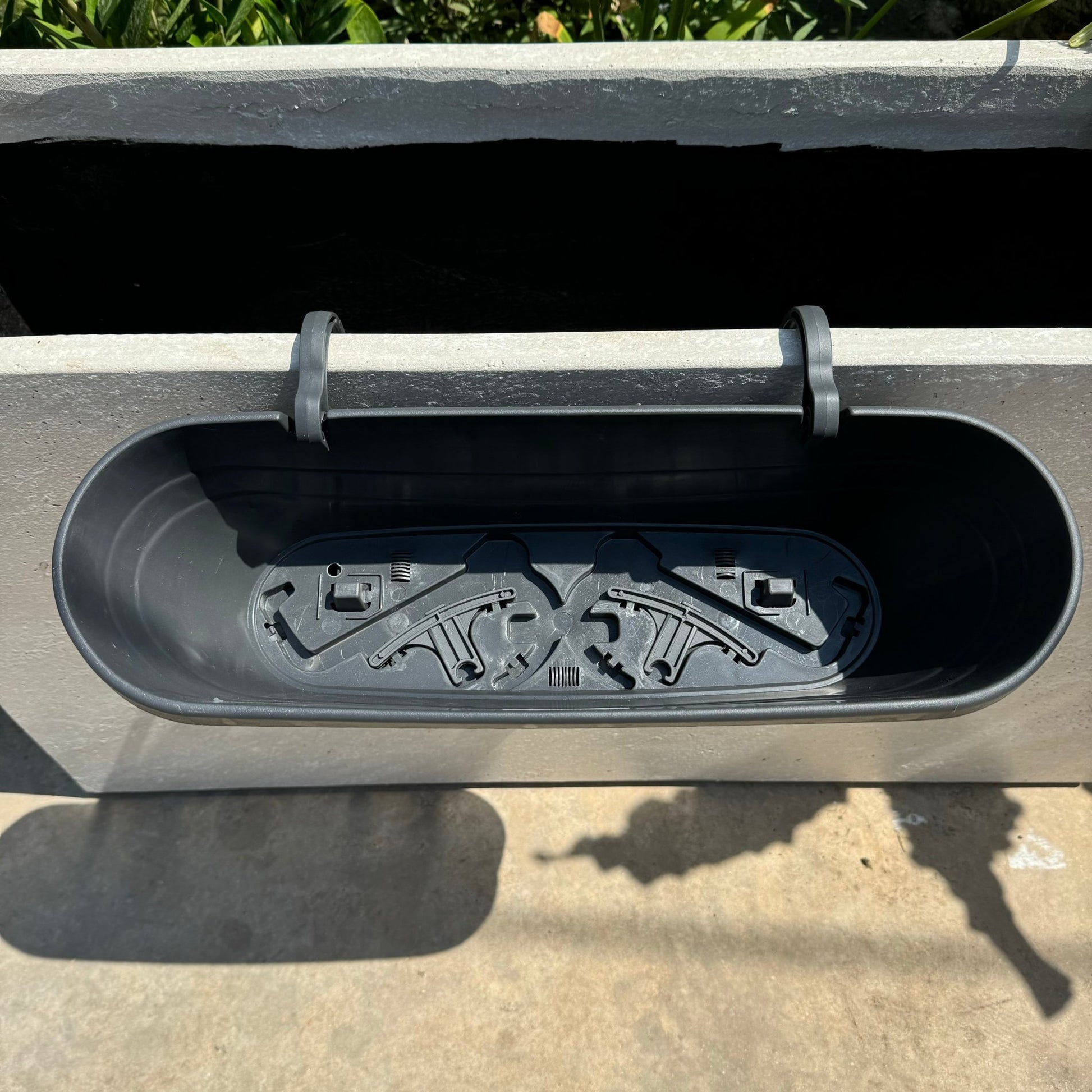 אדנית עם מתלים למעקה - רוטין (ירוק במרפסת לשעבר)