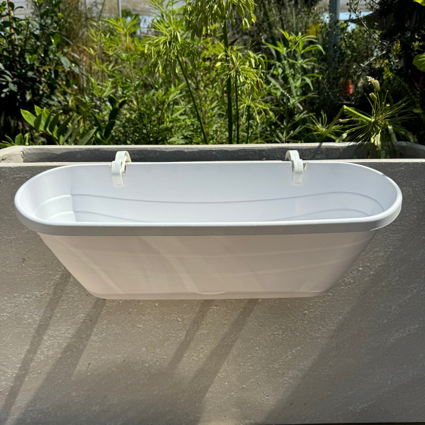 אדנית עם מתלים למעקה - רוטין (ירוק במרפסת לשעבר)