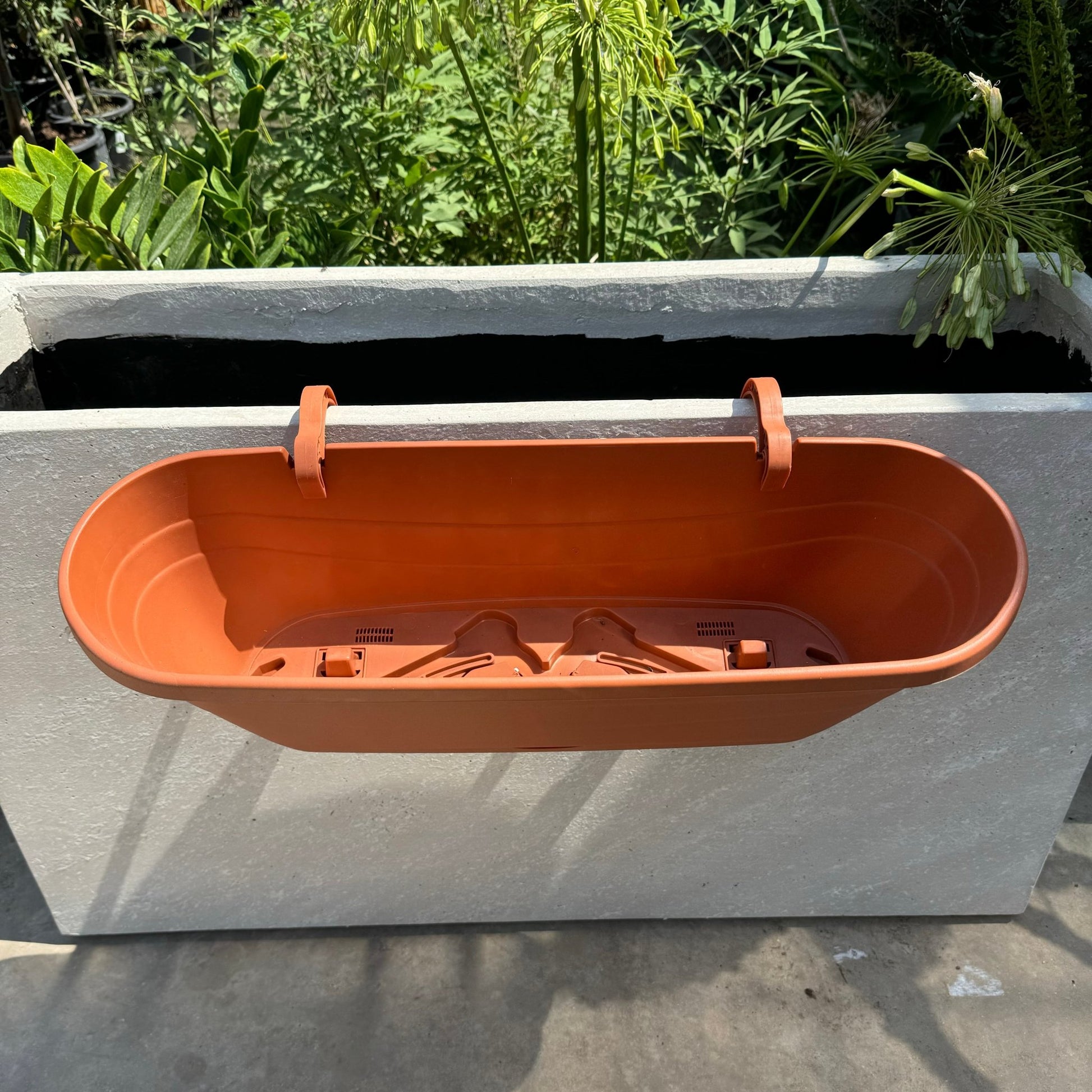 אדנית עם מתלים למעקה - רוטין (ירוק במרפסת לשעבר)