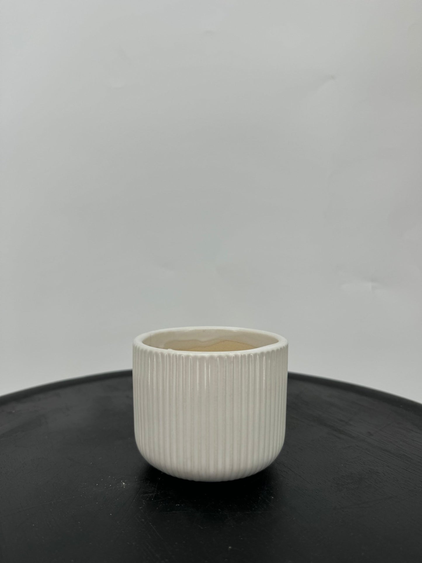 כד פסים לבן לקקטוס - קוטר 9ס״מ - רוטין (ירוק במרפסת לשעבר)