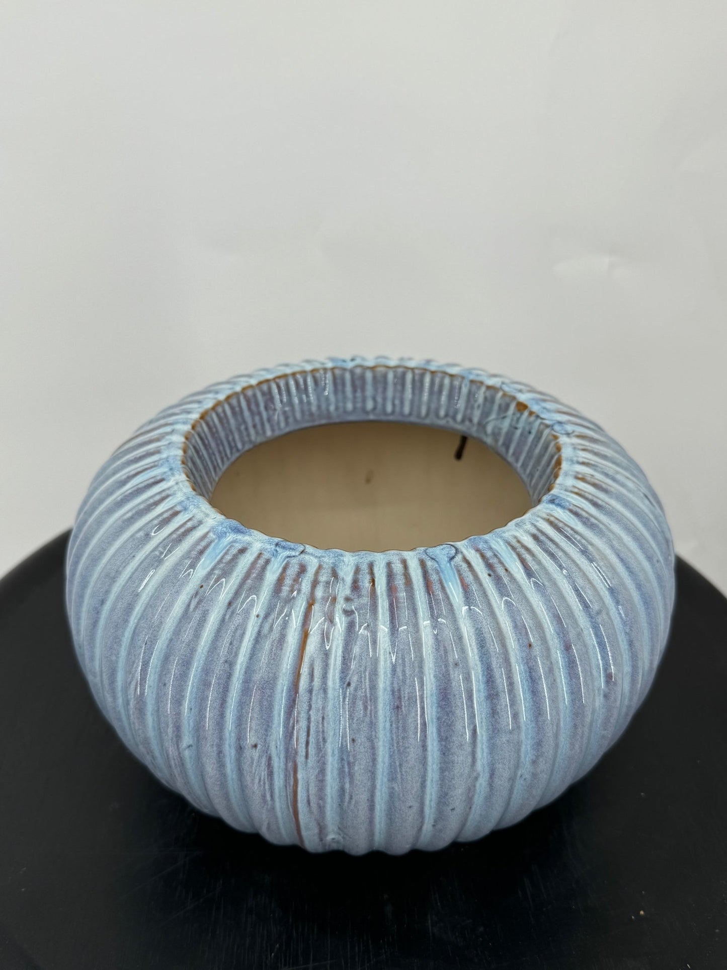 כד עגול עם פסים כחולים, פתח 13 ס״מ, קוטר 22 ס״מ - רוטין (ירוק במרפסת לשעבר)