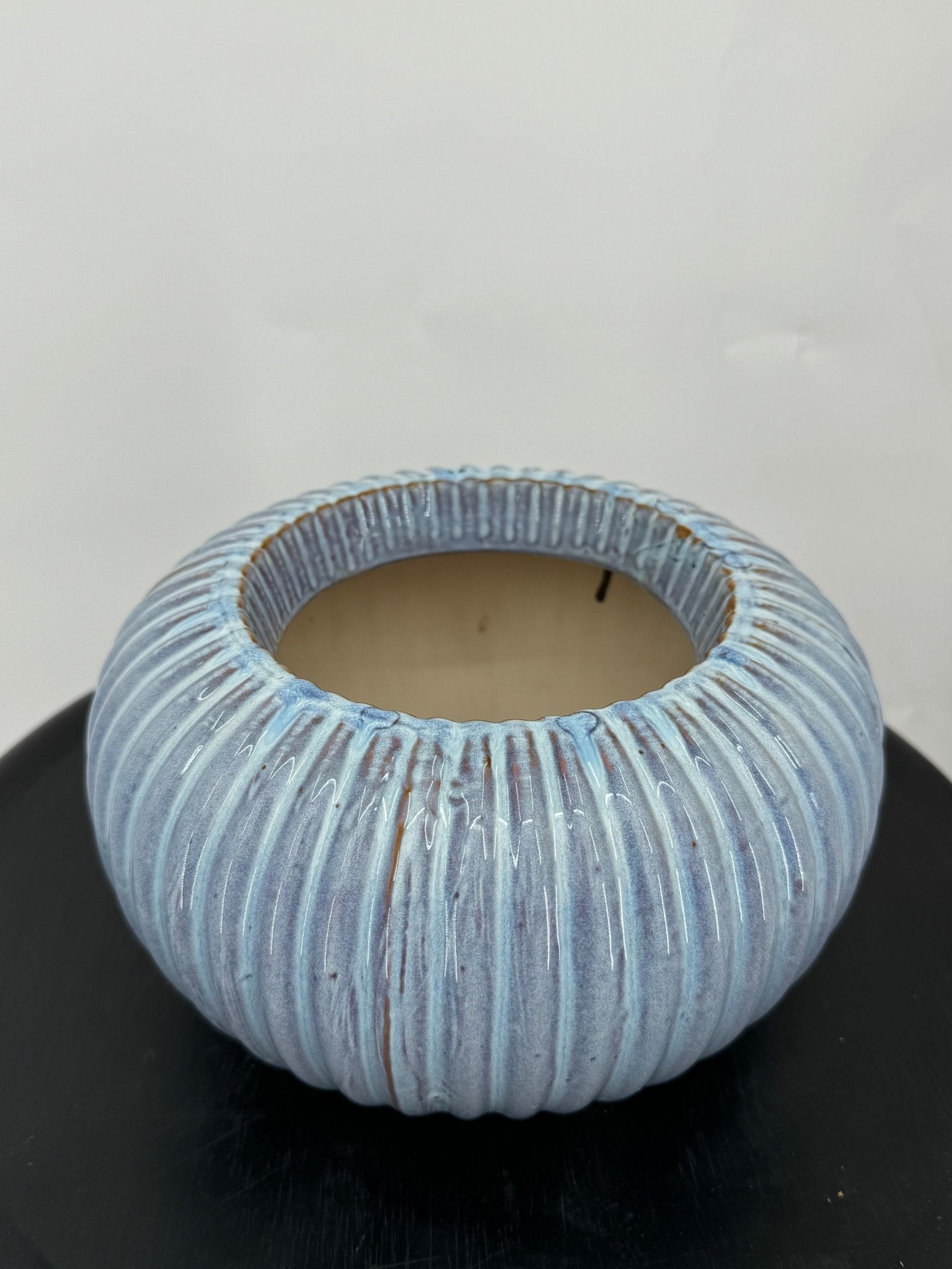 כד עגול עם פסים כחולים, פתח 13 ס״מ, קוטר 22 ס״מ - רוטין (ירוק במרפסת לשעבר)