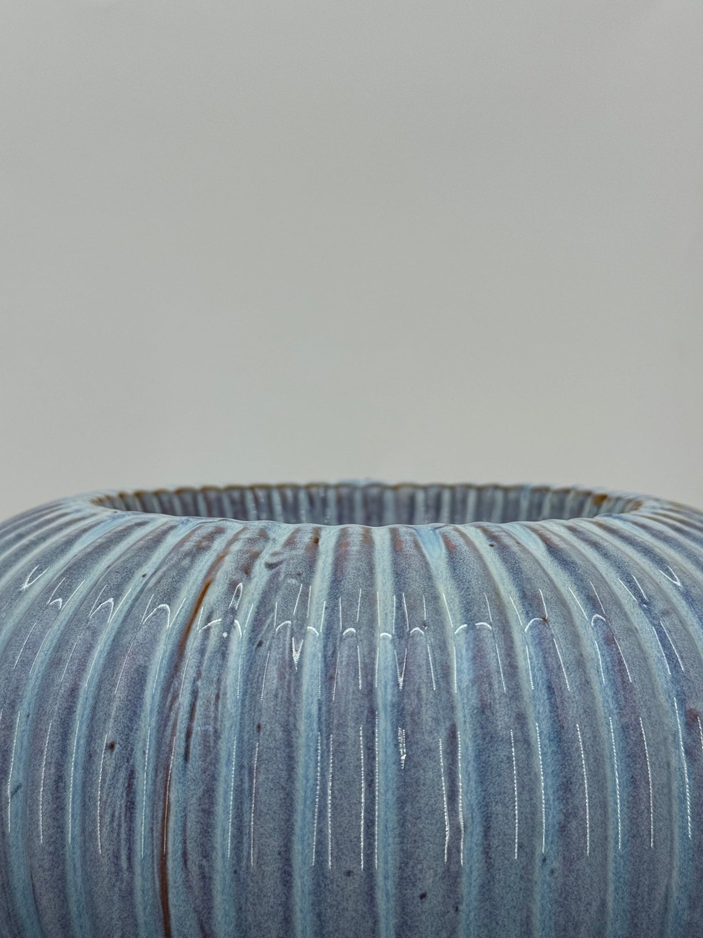 כד עגול עם פסים כחולים, פתח 13 ס״מ, קוטר 22 ס״מ - רוטין (ירוק במרפסת לשעבר)