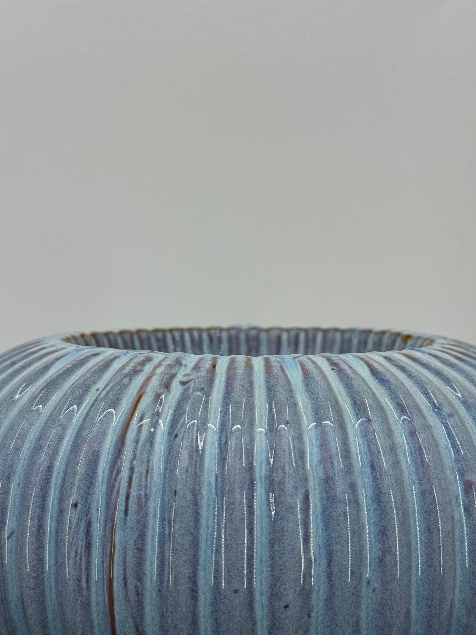 כד עגול עם פסים כחולים, פתח 13 ס״מ, קוטר 22 ס״מ - רוטין (ירוק במרפסת לשעבר)