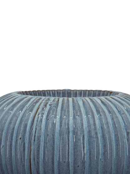 כד עגול עם פסים כחולים, פתח 13 ס״מ, קוטר 22 ס״מ - רוטין (ירוק במרפסת לשעבר)