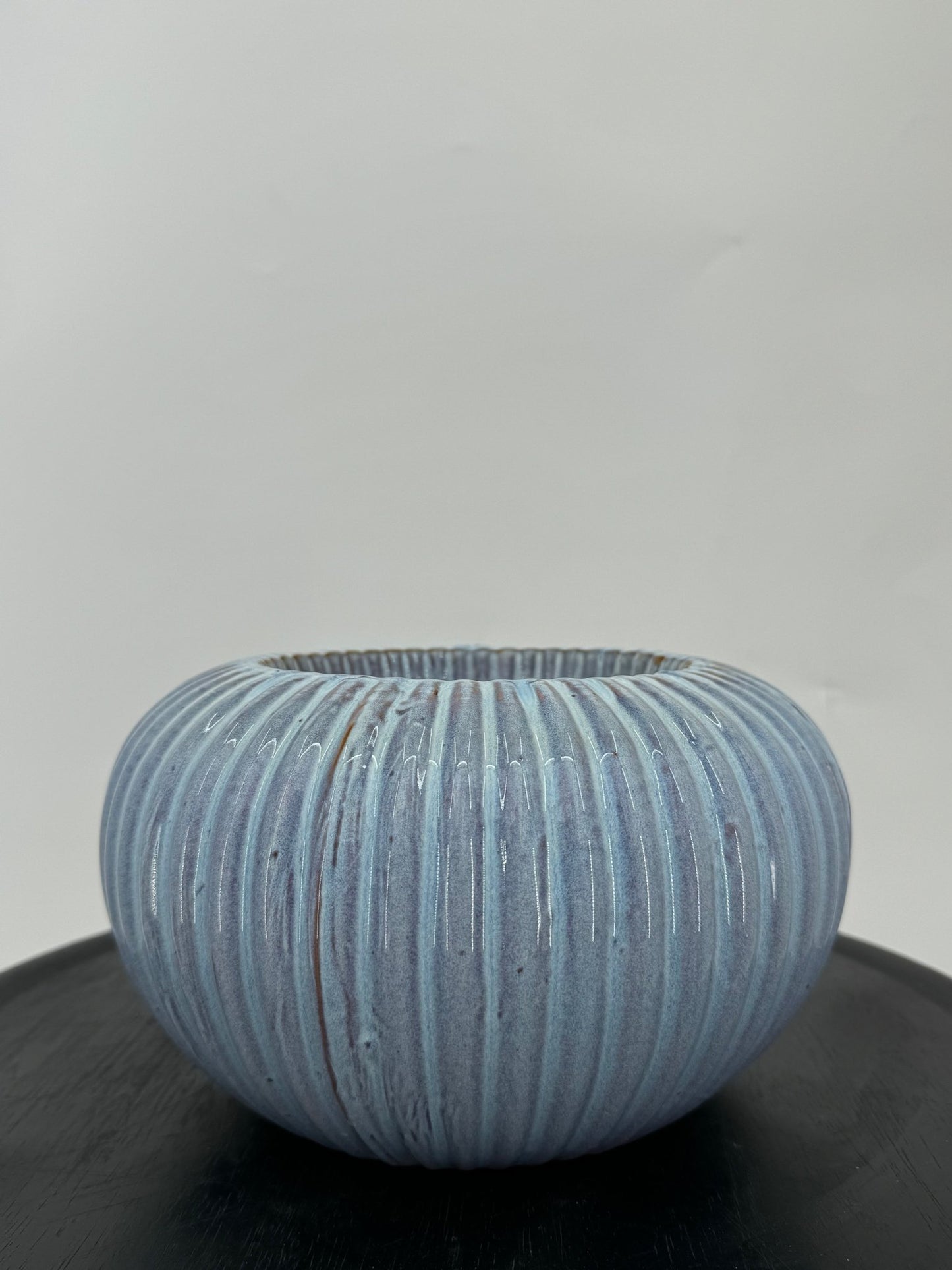 כד עגול עם פסים כחולים, פתח 13 ס״מ, קוטר 22 ס״מ - רוטין (ירוק במרפסת לשעבר)