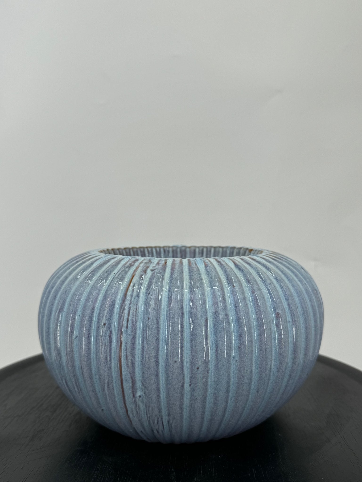 כד עגול עם פסים כחולים, פתח 13 ס״מ, קוטר 22 ס״מ - רוטין (ירוק במרפסת לשעבר)