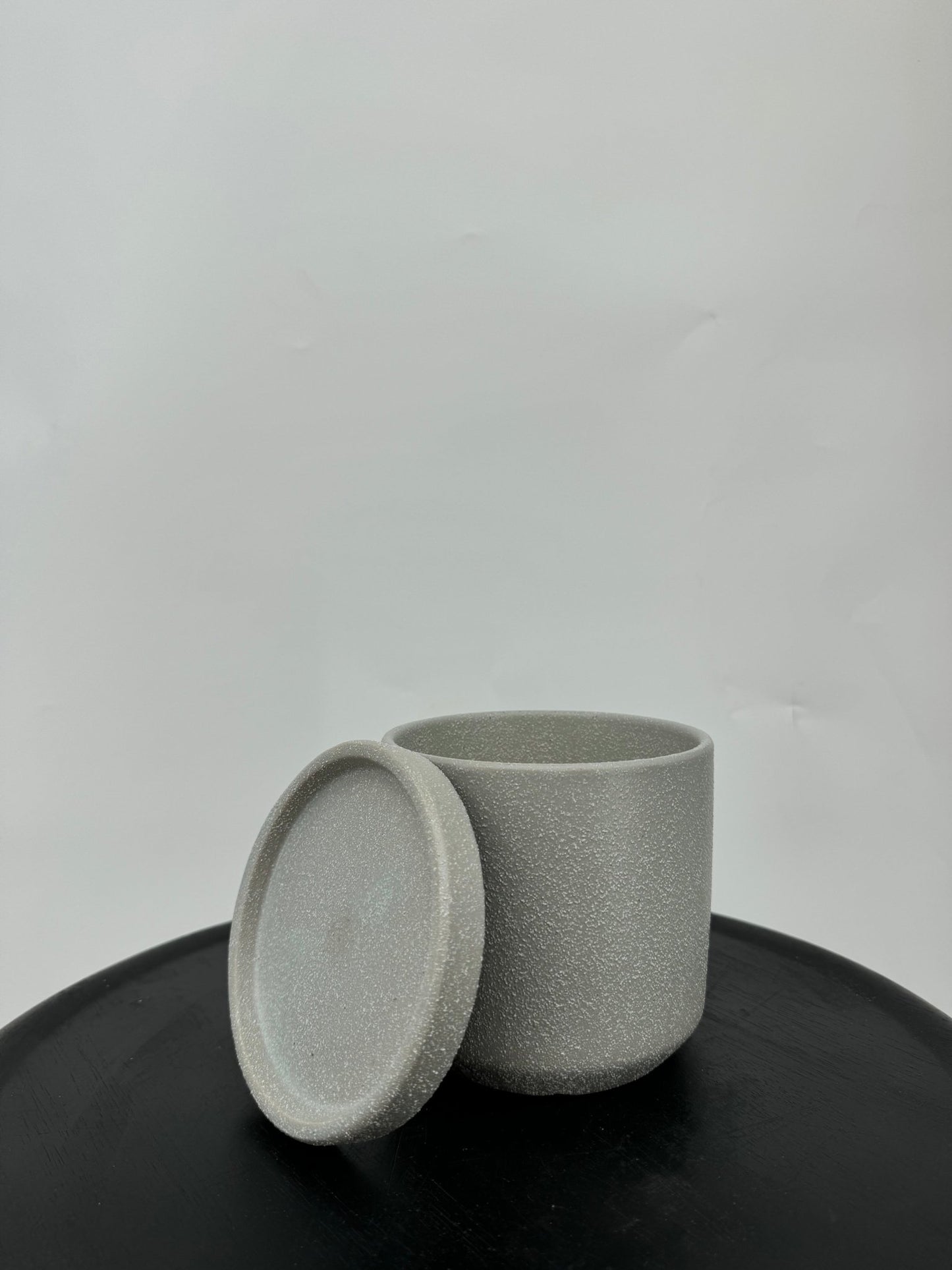 כד שפריץ אפור 13 ס״מ - רוטין (ירוק במרפסת לשעבר)